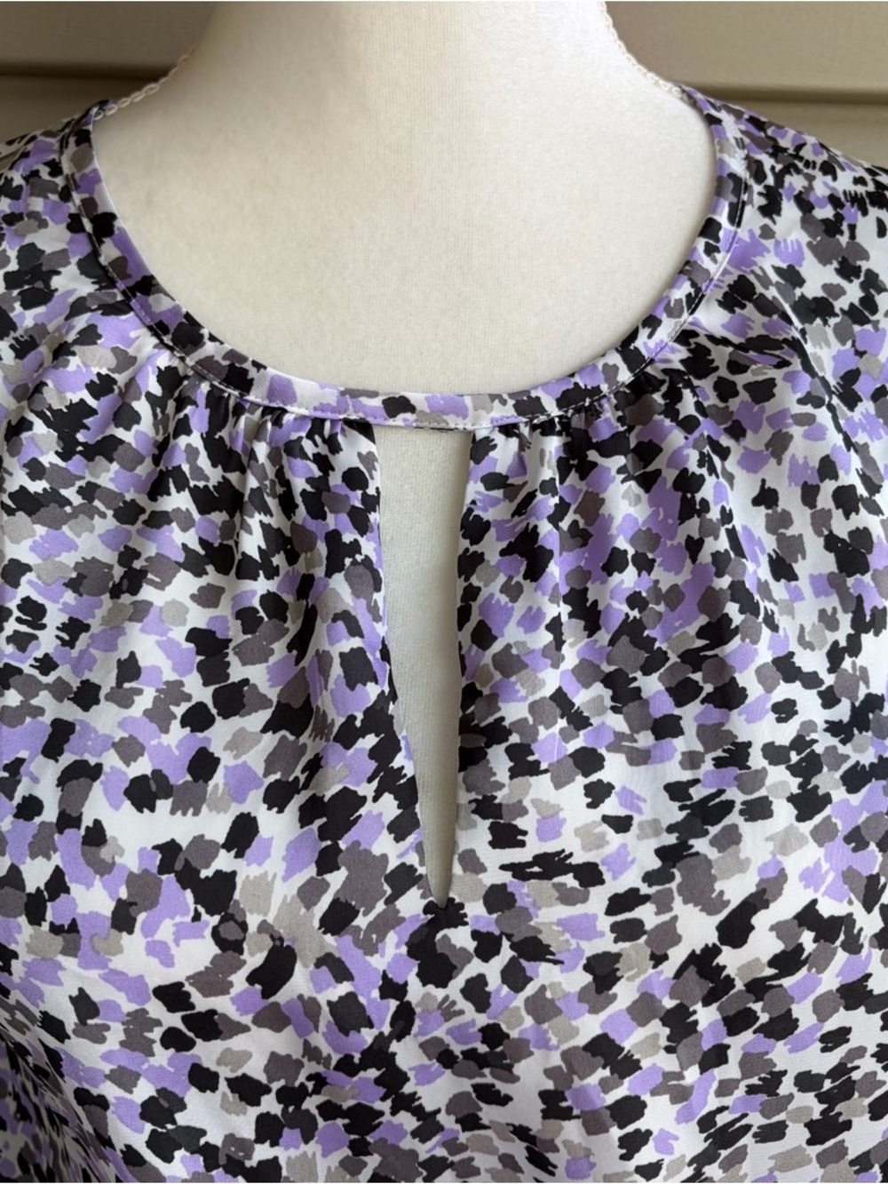 •Kasper•  Sleeveless Abstract Print Keyhole Blouse - Size 1X - Picture 3 of 8
